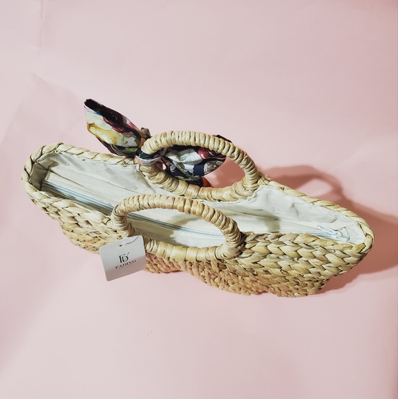 Shell Shaped Straw Handbag - Picture 6 of 7